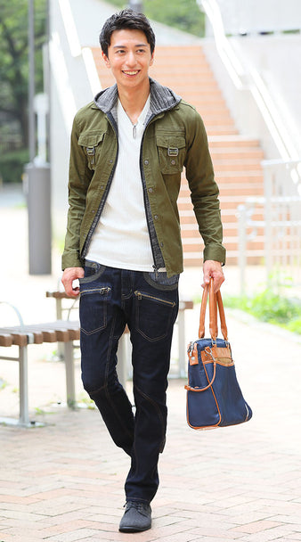 ネイビーパンツとミリタリーシャツの秋コーデ画像