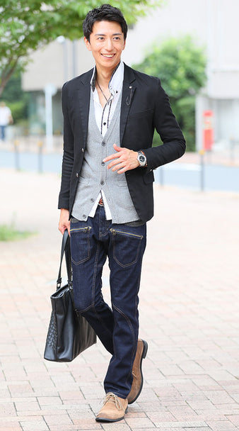 ネイビーパンツと黒ジャケットの春コーデ画像