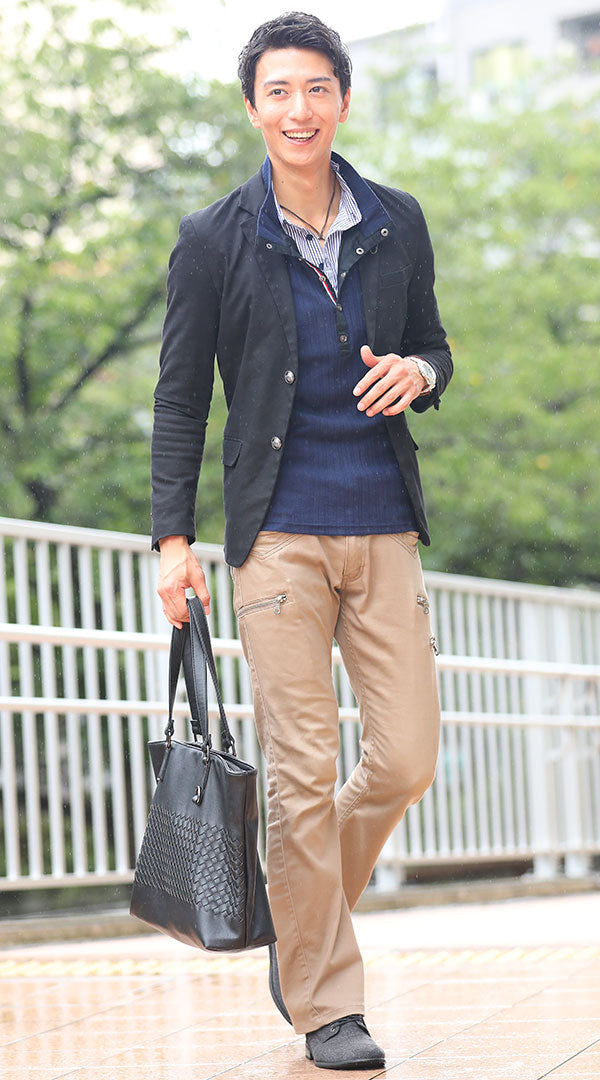 ジャケットのインナーにポロシャツを着た画像