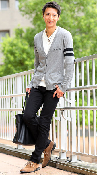 黒ズボン・パンツに合うカーディガンとのバランスを考えた冬におすすめの黒のズボンのメンズコーデ例