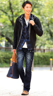 おすすめのブーツカットデニムのメンズコーデ