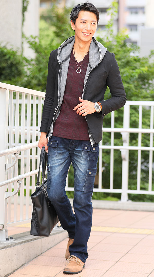 50代メンズにおすすめの黒ジャケットとカーゴデニムで仕上げる街歩きカジュアルスタイル