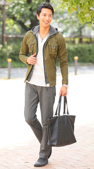 カーキ×グレーのコーデ