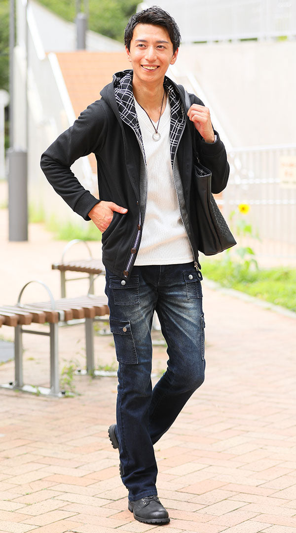 メンズにおすすめのデニムカーゴパンツと黒パーカーを合わせた細身体型向け秋コーデ