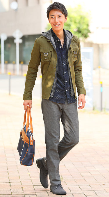 カーキ×ネイビーのコーデ