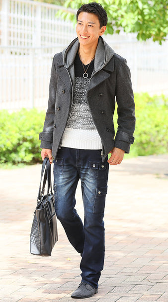 チャコールPコート×グレーパーカー×グラデーションニット×デニムパンツ