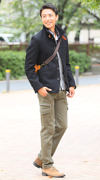 グレーカーディガン×ブラックスタンドコート×ホワイトシャツ×カーキカーゴパンツ