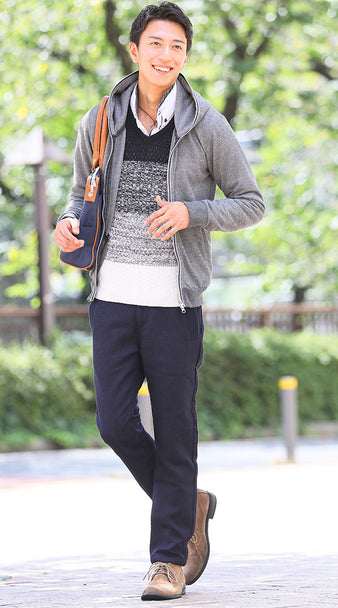 ネイビーパンツとグレーパーカーの秋コーデ画像