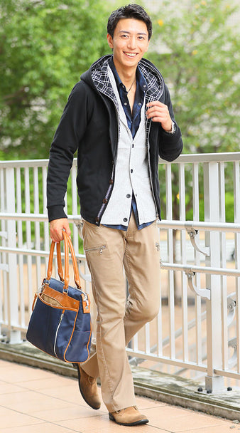 グレーカーディガン×ブラックパーカー×ブルーチェックシャツ×ベージュチノパン