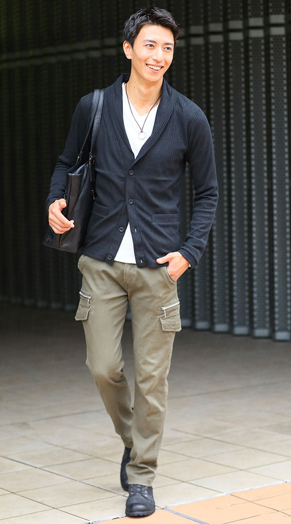 メンズにおすすめのカーキテーパードパンツに黒ブーツを合わせた大人のカジュアルコーディネート