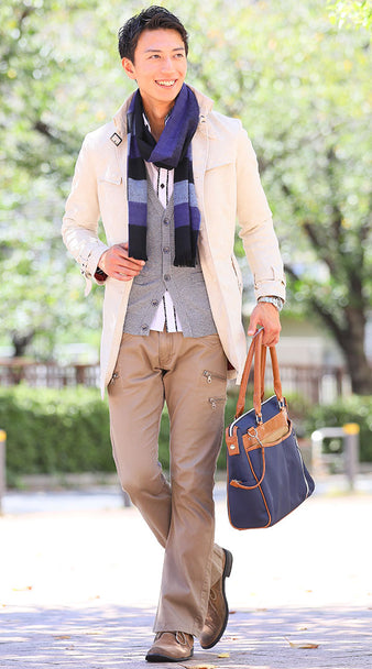 グレーカーディガン×アイボリースエードコート×ホワイトシャツ×ベージュチノパン×ブルーマフラー