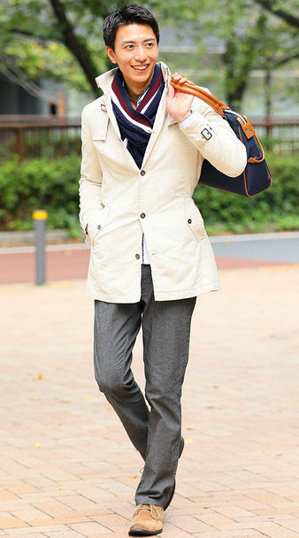 チャコールグレーパンツ×アイボリースエードコート×マフラー