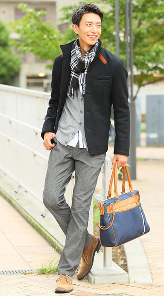 グレーパンツ×ブラックスタンドコート×グレーカーディガン×ホワイトシャツ×チェックマフラー