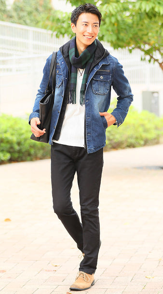 メンズにおすすめのジージャンと黒パンツ・ベージュブーツを使った秋コーデ