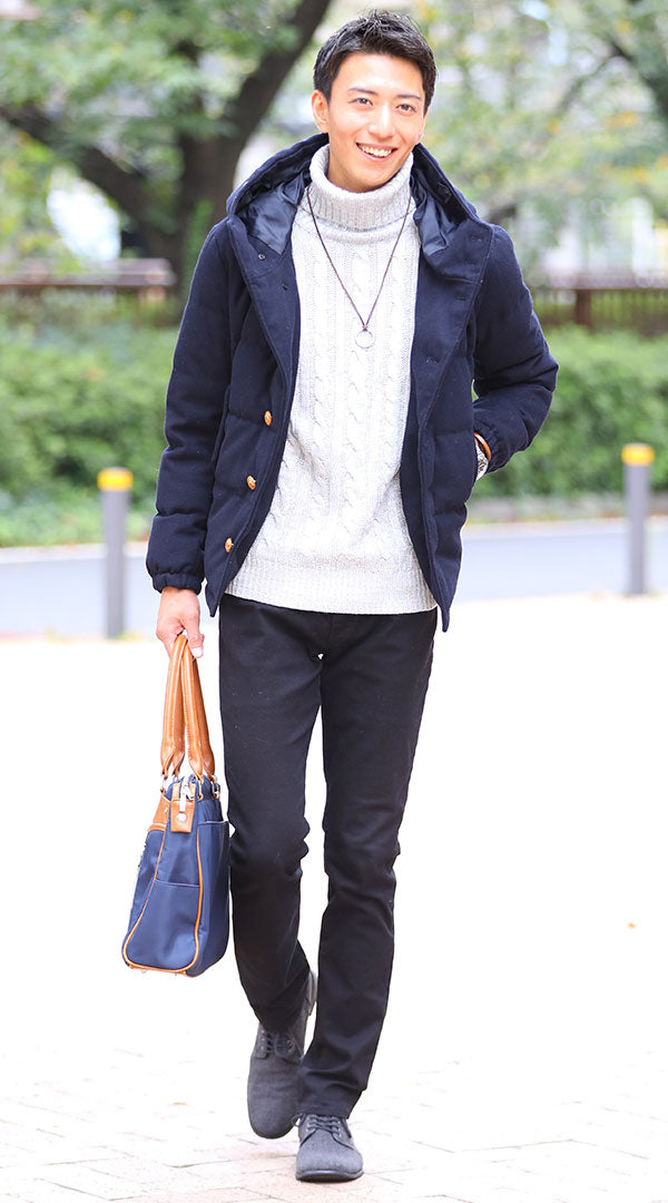 イケオジにおすすめのネイビーダウンジャケット×白ニット×黒パンツの通勤スタイル