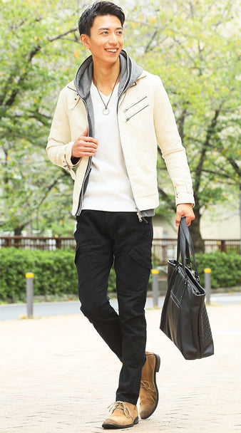 グレーパーカー×アイボリースエードジャケット×ホワイトカットソー×ブラックパンツ