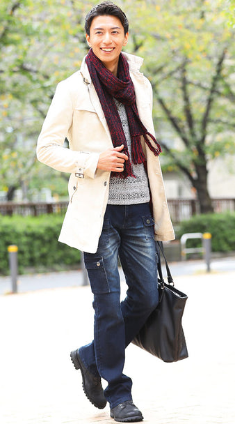グレーニット×アイボリースエードコート×ワインレッドマフラー×デニムパンツ