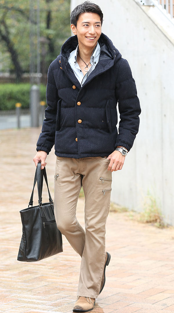 ネイビーダウンとベージュパンツを合わせたイケオジの公園・学校イベントコーディネート