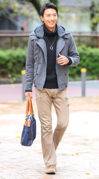 チャコールメルトンライダースジャケット×ブラックタートルネックニット×ベージュチノパン