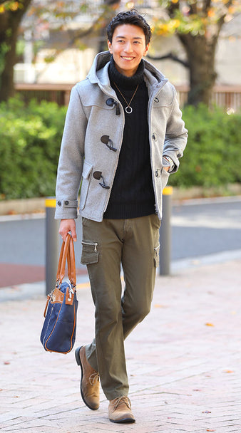 グレーダッフルコート×ブラックタートルネックニット×カーキカーゴパンツ