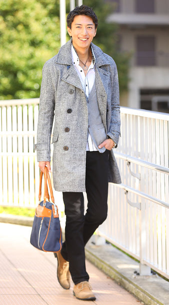 グレーPコート×グレーカーディガン×ホワイトシャツ×ブラックパンツ