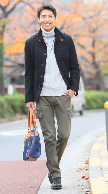大人の男性にふさわしい自然なカッコ良さがあるカーゴパンツコーデ例