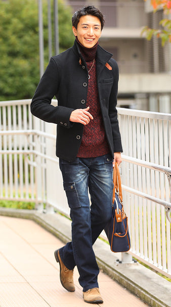 メンズにおすすめのブーツカットジーパンとワインレッドニットを合わせた秋コーデ