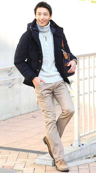 黒のアウター×ベージュパンツコーディネート