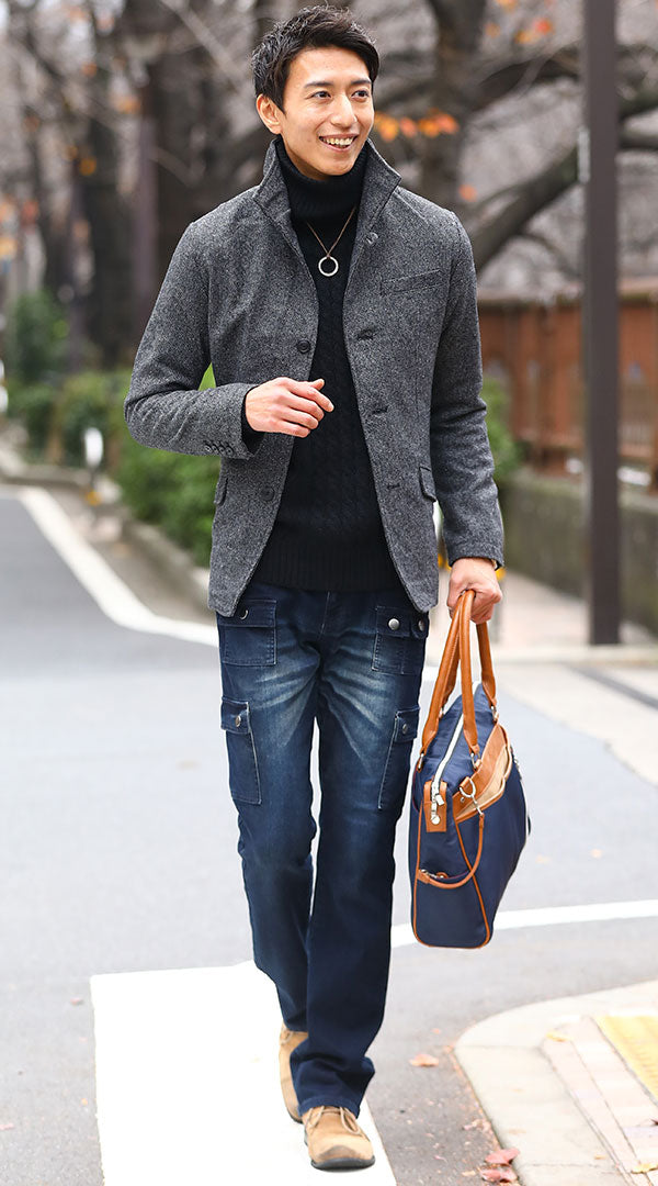 メンズにおすすめの黒タートルネック×カーゴパンツの上品な休日コーデ