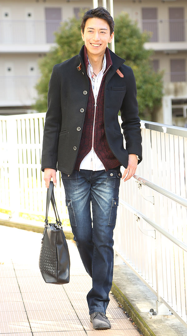 立ち襟スタンドカラーコートを使った大人のカジュアルコーデ|黒ジャケット×赤ニット×デニムで品よくラフに