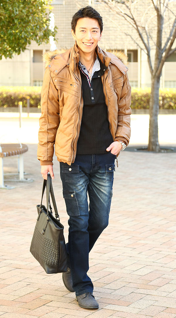 メンズの冬におすすめの黒ブーツとデニムパンツを使った大人カジュアルコーデ