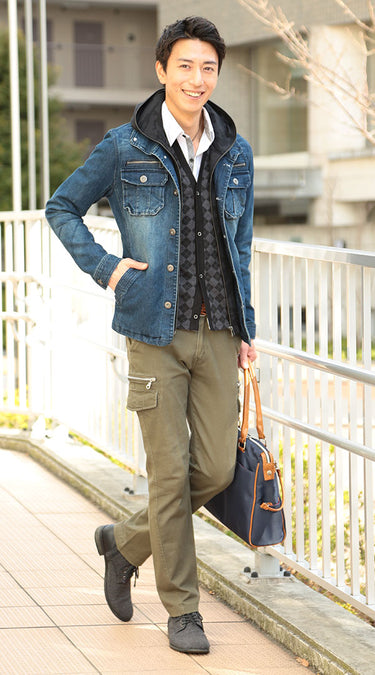 メンズにおすすめのカーゴパンツメンズ秋コーデの例