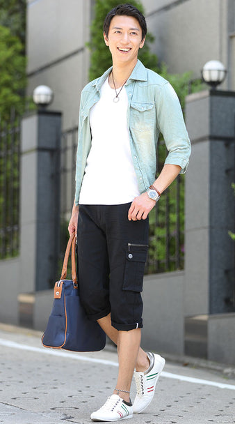 メンズにおすすめのカーゴパンツ×白Tシャツ×デニムシャツーのコーデ例