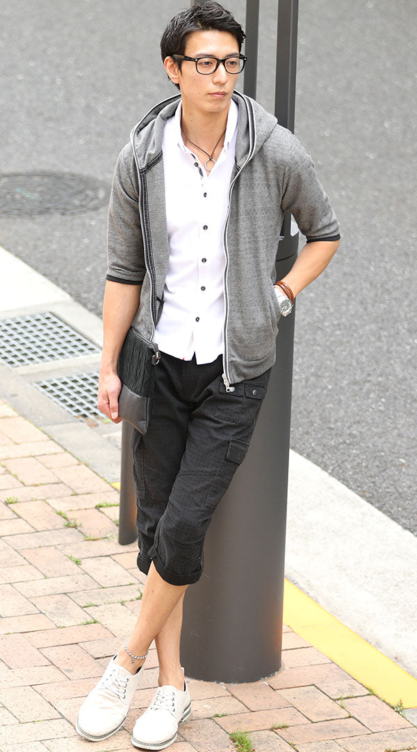 メンズにおすすめの白シャツとグレーパーカーを合わせた黒クロップドカーゴパンツの夏コーデ例