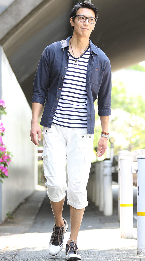 白のカーゴクロップドパンツとボーダーTシャツでこなれ感を演出した夏のカジュアルメンズコーデ