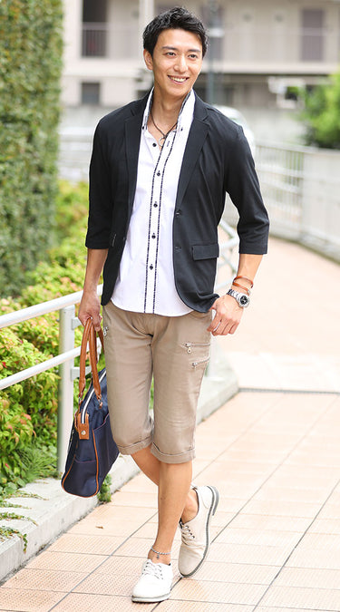 大人の男性にふさわしいきちんと感のある夏の半袖シャツコーデ例