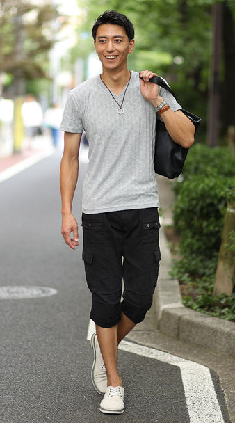 一枚着でもかっこいい・おしゃれな夏のグレーTシャツと黒クロップドパンツコーデ例