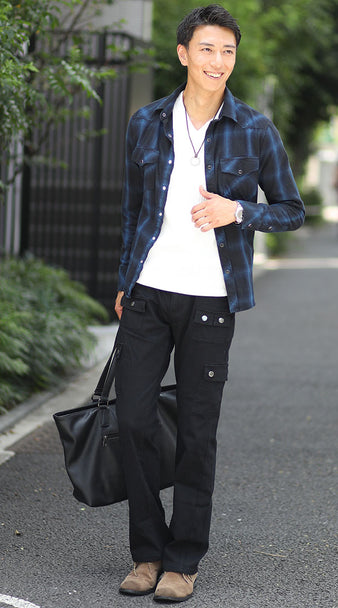 メンズにおすすめのカーゴパンツ×青チェックシャツ×白Tシャツのコーデ例