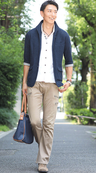 ブーツカットパンツ×七分袖ネイビーイタリアンカラージャケット×半袖白シャツ