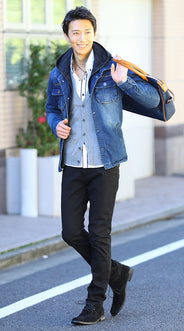 グレーカーディガンに合うズボンとのコーディネート