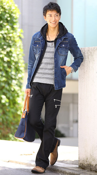 ブーツカットパンツ×デニムジャケット×グレーメッシュニット×黒パーカー
