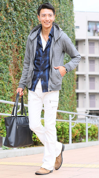 ブーツカットパンツ×グレーパーカー×青チェックシャツ