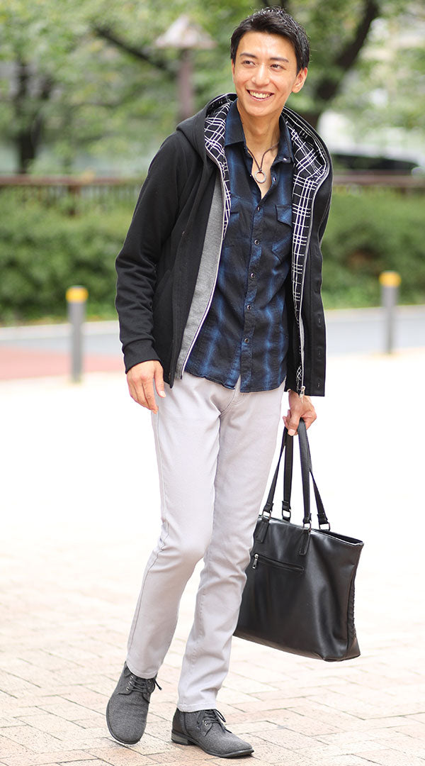 40代向けパンツでメリハリを付けた黒パーカーコーデ例