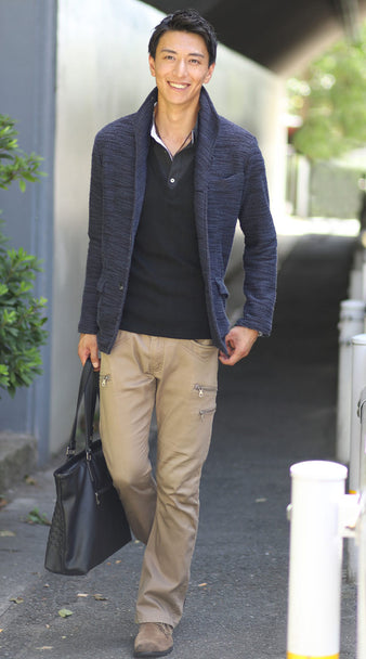 ブーツカットパンツ×ブラックカットソー×ネイビーイタリアンカラージャケット