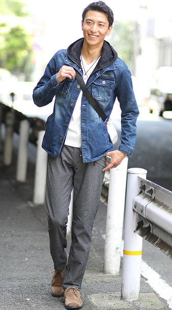 ジャケットに合うボディバッグのメンズコーデ例