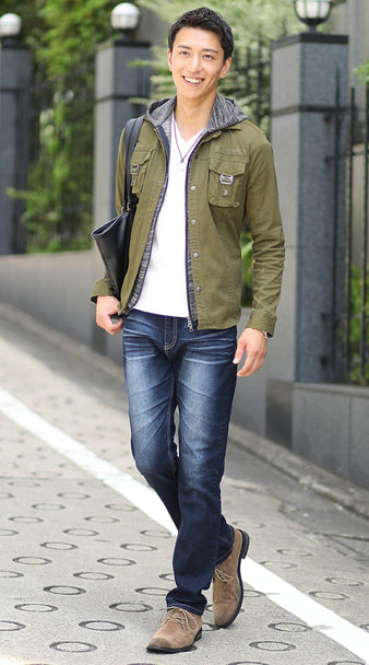 ネイビーパンツとミリタリーシャツの秋コーデ画像