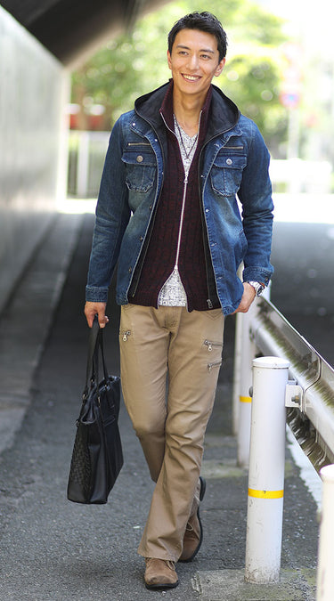 チノパンとデニムジャケットのメンズコーディネート