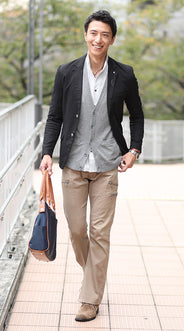 グレーカーディガンに合うズボンとのコーディネート