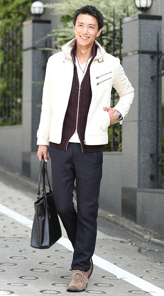 ネイビーパンツと白ジャケットの秋コーデ画像