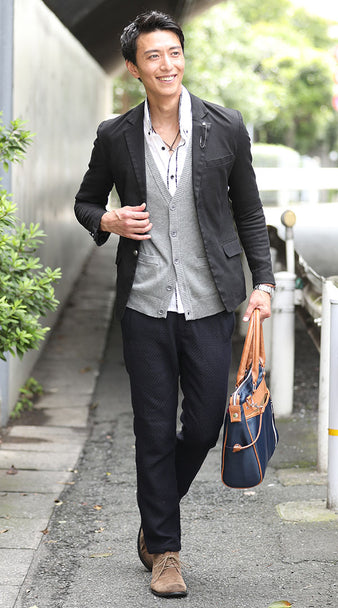 ネイビーパンツと黒ジャケットの秋コーデ画像